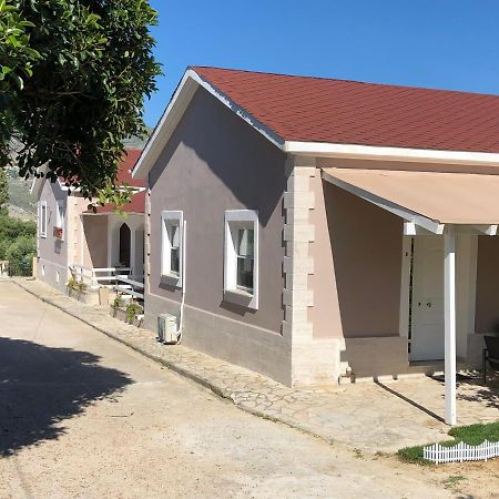 Petros Rooms & Apartments Lixouri Buitenkant foto